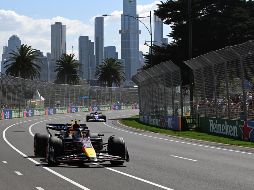 Delante de Checo Pérez arrancarán Max Verstappen (RedBull) y Carlos Sainz (Ferrari). EFE/J. Carrett
