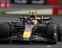 Checo Pérez deberá remontar para subir al podio. EFE/J. Carrett