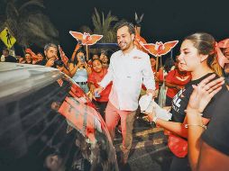 Álvarez Máynez durante la pega de calcas con el nombre de Eliseo Fernández, quien estaría fuera del proceso electoral vigente. ESPECIAL