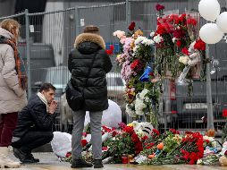 Personas dejan ofrendas en las afueras del Crocus City Hall, sitio de la masacre. EFE/M. Shipenkov