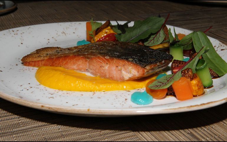 Consumir pescados como el salmón, trucha de lago, atún y arenque; aportan grasa de Omega-3 muy saludables que beneficia al propio corazón de alguna enfermedad cardiovascular. EL INFORMADOR / ARCHIVO