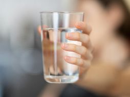 Entre otros beneficios, el agua proporciona minerales esenciales como el calcio, magnesio y el flúor, que sirven para fortalecer los huesos y los dientes. ESPECIAL / Foto de engin akyurt en Unsplash