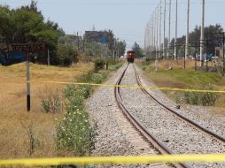 El vehículo fue arrastrado por 20 metros; testigos mencionan que el conductor intentó ganarle el paso al ferrocarril. ESPECIAL