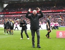 Fue dentro de un partido de leyendas entre el cuadro británico y el Ajax que este reconocido entrenador vio materializado su objetivo de alguna vez estar en el banquillo del cuadro de Liverpool. EFE/ A. VAUGHAN