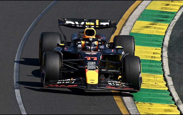 Sergio Pérez experimentó algunas dificultades con su auto en el circuito callejero de Australia y sólo pudo avanzar una posición desde su arranque. EFE/J. Carrett