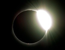 Un eclipse solar se produce cuando la Luna se orienta entre la Tierra y el Sol. AFP / ARCHIVO