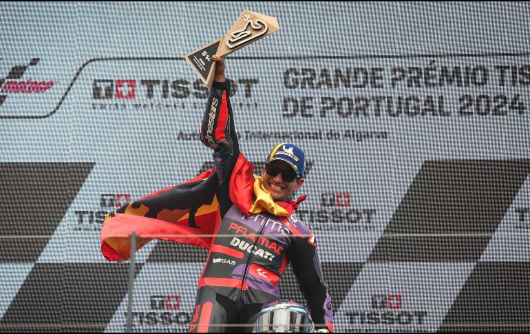 Jorge Martín se adjudicó una autoritaria victoria en Portimao y se situó líder tras la caída de Francesco Bagnaia en un choque con Marc Márquez. EFE/ J. GOULAO.
