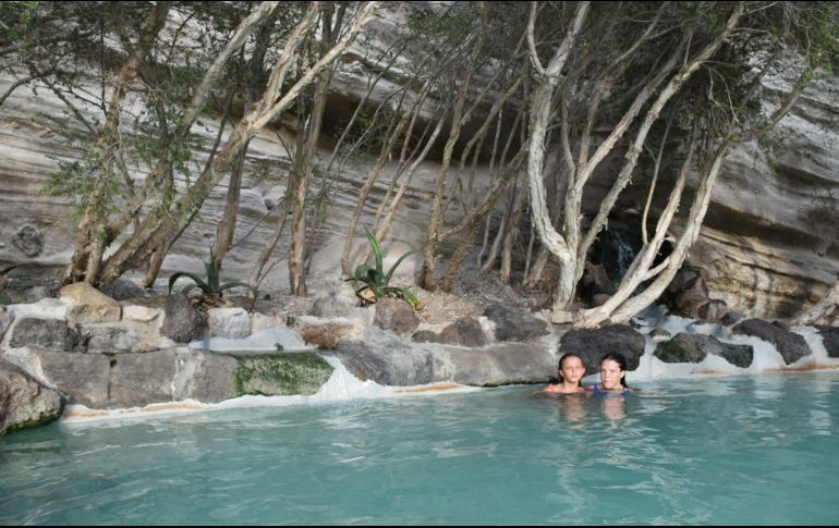 Disfruta de los beneficios de las aguas termales. Unsplash