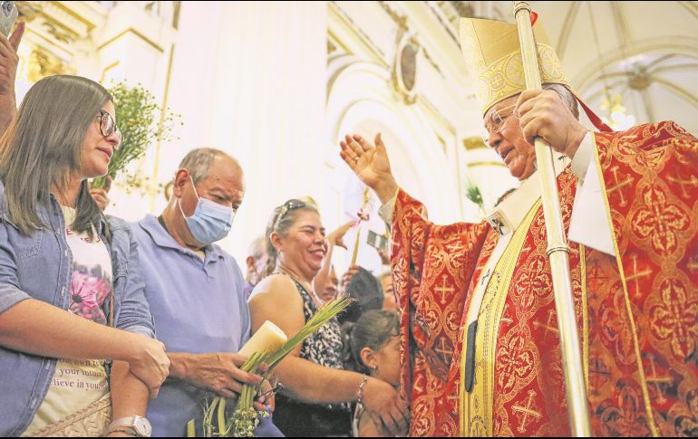 Los habitantes de la metrópoli aprovechan el periodo vacacional de las Semanas Santa y de Pascua para acudir a los templos que hay en la ciudad. En el Centro tapatío se encuentran algunos de los más importantes, como la Catedral, cuya misa de ayer estuvo encabezada por el cardenal Francisco Robles Ortega. EL INFORMADOR/ H. Figueroa