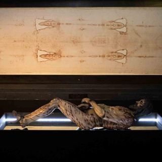 Exposición de la “Sábana Santa” despierta fervor de 30 mil tapatíos en la UAG