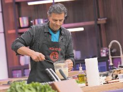 El actor, en acción desde las cocinas del programa de TV Azteca. CORTESÍA