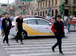 Dejar los carros mal estacionados obstruyendo el tráfico ocurre mucho en Mérida y la Ciudad de México. SUN / ARCHIVO
