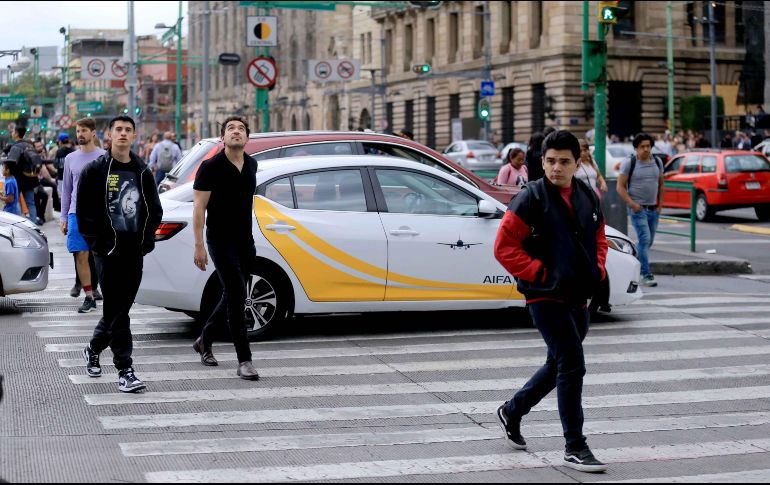 Dejar los carros mal estacionados obstruyendo el tráfico ocurre mucho en Mérida y la Ciudad de México. SUN / ARCHIVO