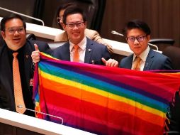 Entre los cambios fundamentales que incluye está la denominación de un matrimonio de “un hombre y una mujer” a “dos personas” y la modificación en el estatus legal de “marido y mujer” a una “pareja casada” sin género. EFE/R. YOngrit