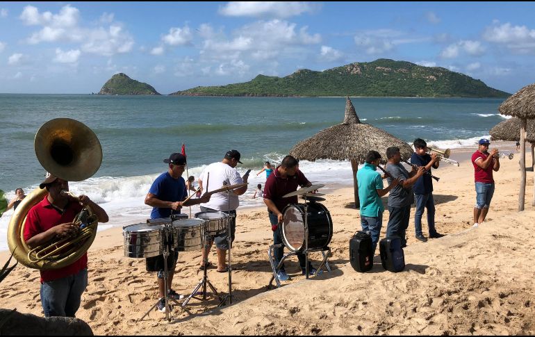 Este miércoles 27 de marzo, decenas de músicos se dieron cita para manifestarse en la Zona Dorada de Mazatlán. AFP / ARCHIVO.