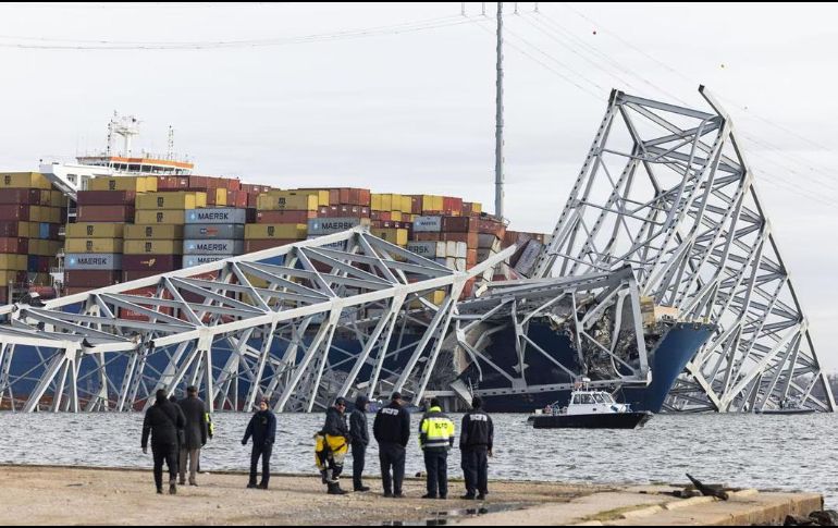 Los seis trabajaban para la empresa Brawner Builders, y se encontraban en el puente haciendo reparaciones de baches en el asfalto cuando el buque impactó y cayeron al agua a temperaturas gélidas. ESPECIAL / EFE