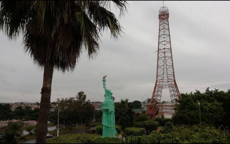 La inusual torre Eiffel de Guadalajara, sobre Periférico. ESPECIAL/ Google Maps
