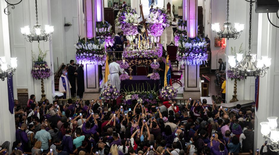 A través de estos colores, la Semana Santa no solo conmemora los eventos cruciales de la vida de Jesús, sino que también invita los fieles a reflexionar sobre los valores, como la esperanza, la pureza y el amor. AFP / ARCHIVO