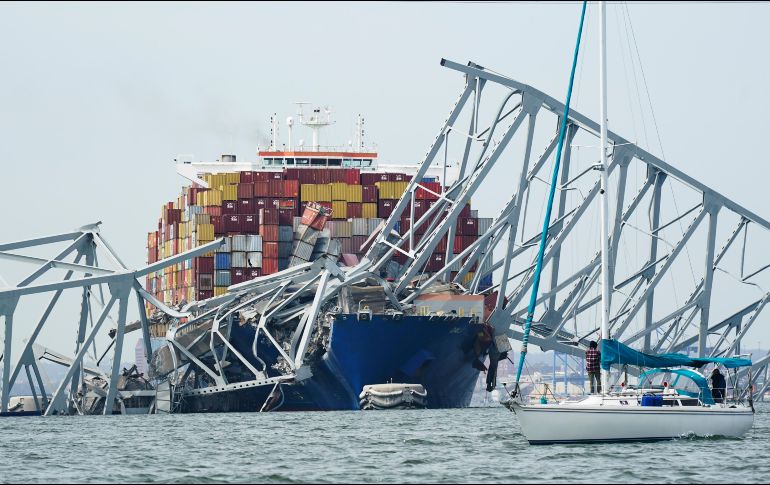 Algunos de los contenedores se rompieron por el choque y que se encontró brillo en las aguas del río. AP