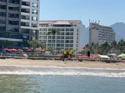 De acuerdo con la dependencia, la bandera roja en las playas de Puerto Vallarta se debe a que se presentan fuertes corrientes de retorno. ESPECIAL / Protección Civil Jalisco