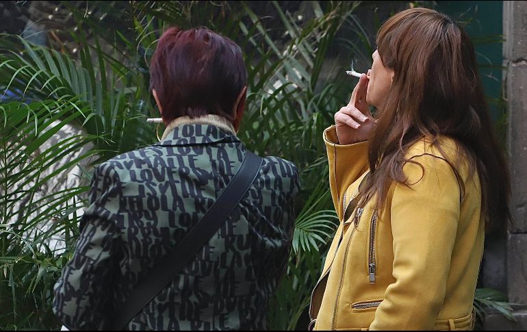 Los fumadores tiran las colillas de los cigarros que consumen en el suelo de parques, plazas, calles, playas y ríos, sin conocer el verdadero efecto que está generando en su entorno. SUN / ARCHIVO