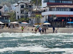 Sugieren a los bañistas que una vez que arriben a una playa se acerquen con los guardavidas para que les den las recomendaciones de qué parte que visitan es la más segura para ingresar. ESPECIAL / Protección Civil Jalisco