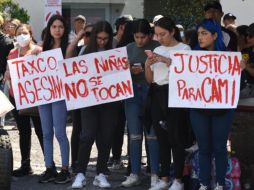 Desde la noche del miércoles, familiares, amigos y vecinos de Camila mantiene resguardado el domicilio de la vecina para que no escapen. SUN/ S. Cisneros.