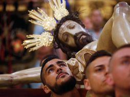 La Iglesia está de luto por la pasión y muerte de Jesucristo, por lo que los católicos emulan este evento con silencio y oración. EFE / ARCHIVO