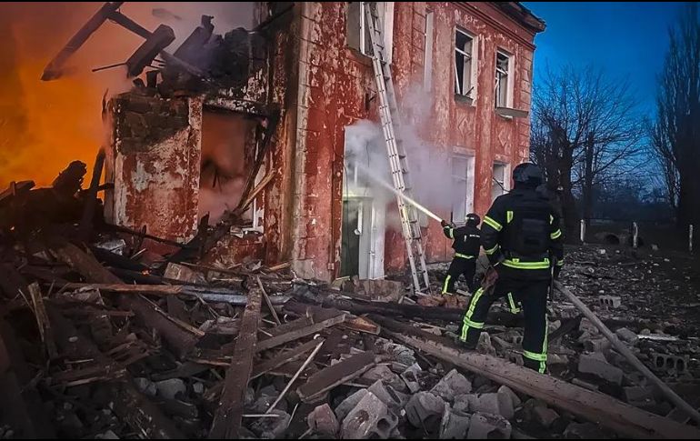 Entre los 84 objetivos eliminados figuran 58 drones, 17 misiles de crucero Kh-101/Kh-555, cinco misiles guiados Kh-59; y cuatro misiles de crucero Iskander-K, precisa el comunicado. EFE/EPA/State Emergency Service