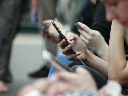 Tener celular implica también reforzar las medidas de seguridad. ESPECIAL/ Foto de ROBIN WORRALL en Unsplash