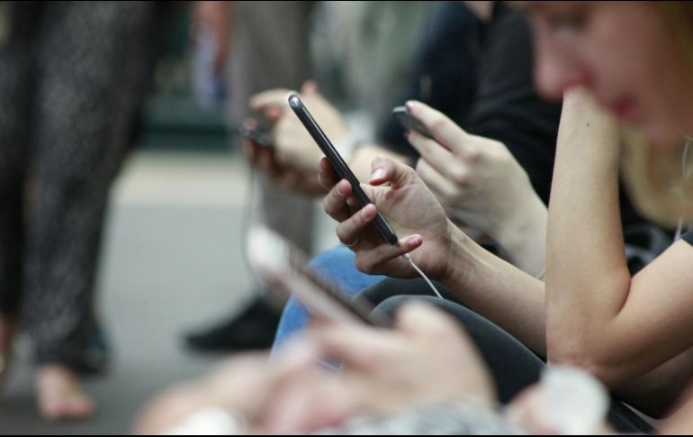Tener celular implica también reforzar las medidas de seguridad. ESPECIAL/ Foto de ROBIN WORRALL en Unsplash