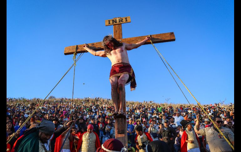 Desbordó pasión y fervor desde el Cerro de la Cruz, con la crucifixión de Jesús, en la tradicional Judea de la Delegación de San Martín de las Flores, en Tlaquepaque, la cual llegó a su edición número 230. EL INFORMADOR / H. Figueroa