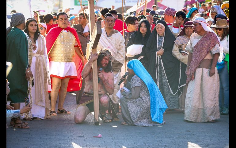 Desbordó pasión y fervor desde el Cerro de la Cruz, con la crucifixión de Jesús, en la tradicional Judea de la Delegación de San Martín de las Flores, en Tlaquepaque, la cual llegó a su edición número 230. EL INFORMADOR / H. Figueroa