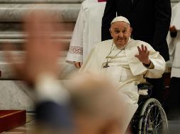 El Papa Francisco pudo recitar las plegarias de la larga Vigilia de Pascua ante una congregación de 30 mil personas. EFE