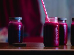 Preparar y consumir este jugo multivitamínico es una manera deliciosa y refrescante de proporcionar al cuerpo los nutrientes que necesita para mantenerse fuerte y resistente a las enfermedades. ESPECIAL / Foto de K15 Photos en Unsplash
