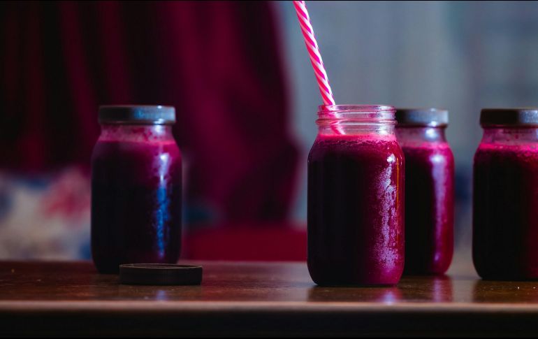 Preparar y consumir este jugo multivitamínico es una manera deliciosa y refrescante de proporcionar al cuerpo los nutrientes que necesita para mantenerse fuerte y resistente a las enfermedades. ESPECIAL / Foto de K15 Photos en Unsplash