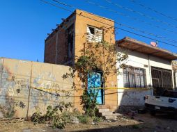 Al intentar entrar, elementos de la Dirección de Protección Civil y Bomberos de Zapopan se toparon con una puerta obstruida por una persona que estaba inconsciente. ESPECIAL / PC ZAPOPAN