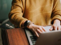 El sedentarismo es un asesino silencioso, y los expertos llegan a considerarlo hasta mortal. ESPECIAL/ Foto de Christin Hume en Unsplash