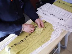 El actual alcalde, el socialdemócrata Ekrem Imamoglu, que conquistó el bastón de mando en 2019 tras un cuarto de siglo de gobiernos municipales islamistas, se presenta a la reelección y lidera las encuestas con una ventaja del 2-6 %.  EFE/EPA/E. Sahin