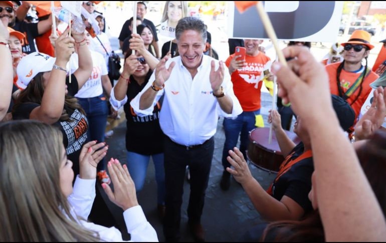 En las inmediaciones de la estación Arcos de Zapopan de la Línea 3 del tren ligero, sobre Avenida Juan Gil Preciado y Arco del Triunfo, Frangie pegó calcas a los vehículos que circulaban por la zona, junto con un equipo de simpatizantes. CORTESÍA