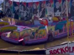 En la grabación difundida vía X, se observa a tres jóvenes sentarse en medio de los carritos del juego mientras este va de reversa, además solo se sostienen con las piernas y una mano. ESPECIAL