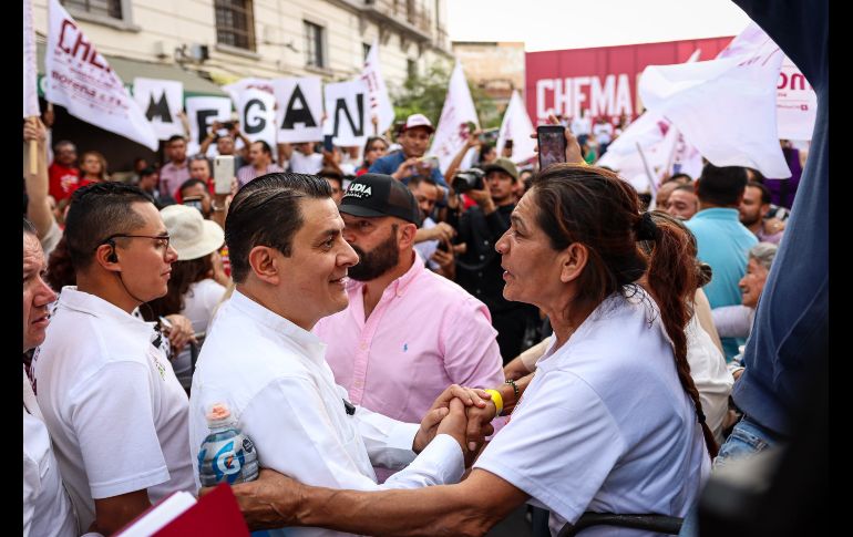 El candidato tapatío emanado del partido Morena acusó que el crimen tomó la ciudad, así como a los gobiernos que no reciben a las madres buscadoras de sus familiares desaparecidos para brindarle atención y apoyo para difundir sus cédulas de búsqueda. EL  INFORMADOR / H. Figueroa