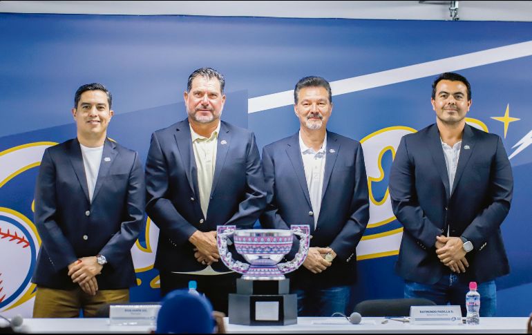 Miguel Ángel López (izq.), el mánager Benjamín Gil, Ray Padilla desde la dirección deportiva y Miguel Solís (der.) han armado un equipo con el que buscan apuntar al título de la Liga Mexicana de Beisbol. CORTESÍA/Charros de Jalisco