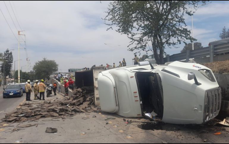 El tractocamión cargaba con 20 toneladas de desecho de soldadura, mismo que quedó regado sobre el asfalto y posteriormente limpiado por los bomberos zapopanos. ESPECIAL / Protección Civil Zapopan