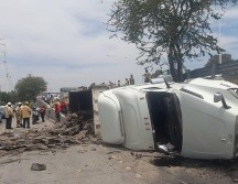 El tractocamión cargaba con 20 toneladas de desecho de soldadura, mismo que quedó regado sobre el asfalto y posteriormente limpiado por los bomberos zapopanos. ESPECIAL / Protección Civil Zapopan