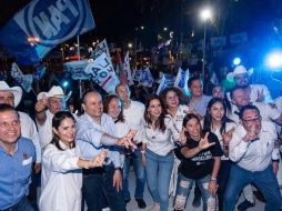 Desde muy temprano del pasado domingo, Alejandro Aguirre arrancó su campaña con pega calcas en la esquina de la Presidencia Municipal de Chapala.  CORTESÍA.
