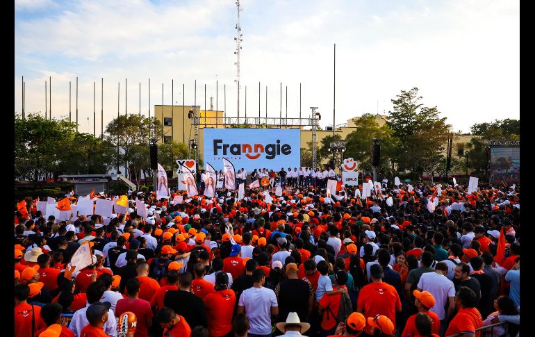 Acompañado de Pablo Lemus, candidato de Movimiento Ciudadano a la gubernatura de Jalisco, Frangie refrendó el compromiso de la ampliación de la línea 3 del Tren Ligero hacia la zona de Tesistán. EL INFORMADOR/ A. Navarro.