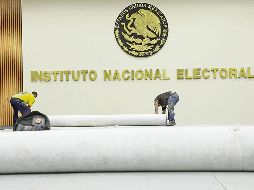 Personal del INE alista el set donde será el primer debate presidencial este 7 de abril. EL UNIVERSAL