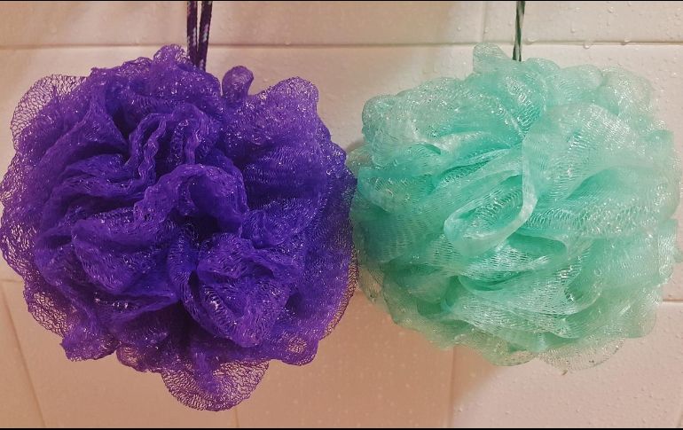 Existe la creencia de que entre más fuerte te talles con una esponja cuando te bañas, más suciedad eliminas. Pixabay.