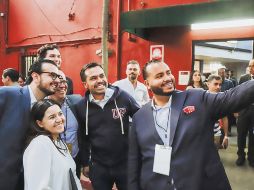 Álvarez Máynez se tomó fotos con simpatizantes en Baja California Sur. ESPECIAL